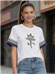 Camiseta com bordado floral e franjas estilo boho.