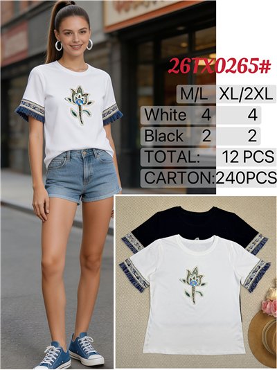 Camiseta com bordado floral e franjas estilo boho. 2