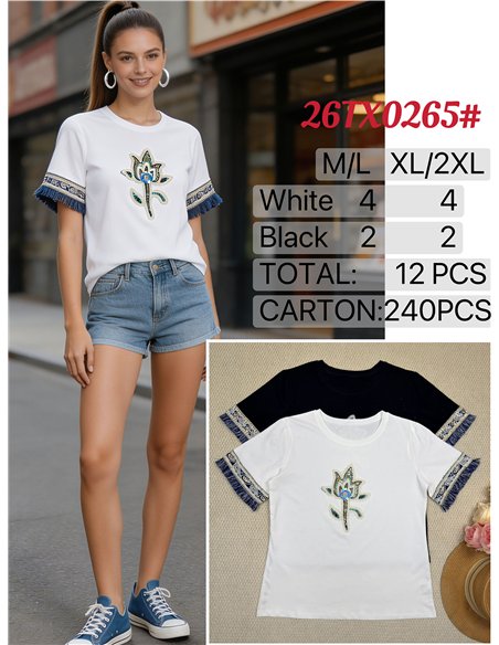 Camiseta com bordado floral e franjas estilo boho.