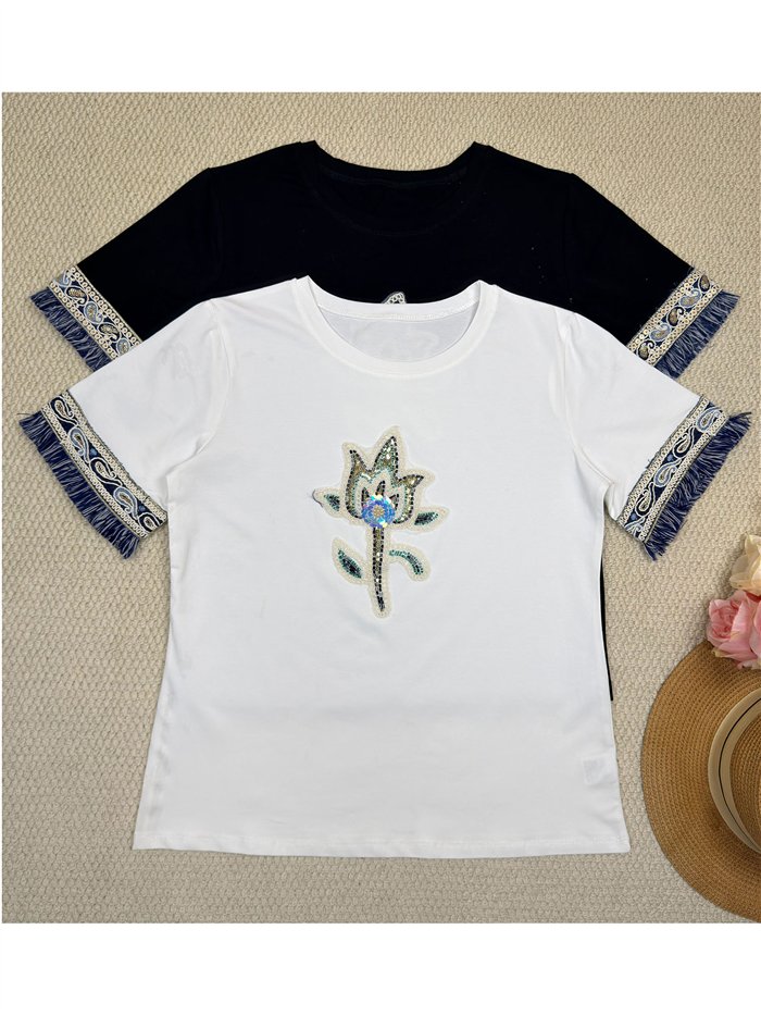 Camiseta com bordado floral e franjas estilo boho.