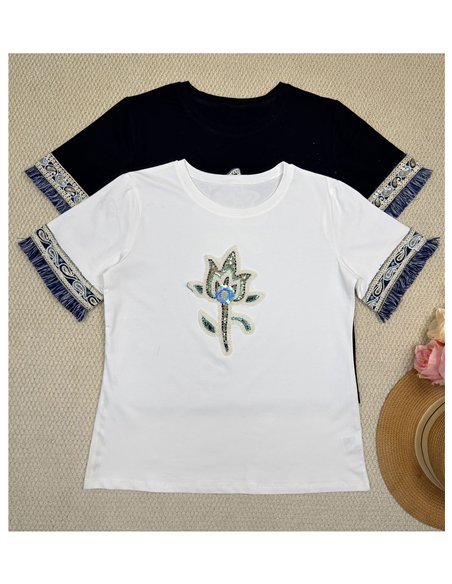 Camiseta com bordado floral e franjas estilo boho.