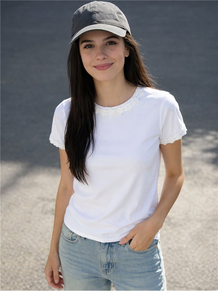 T-shirt con pizzo floreale