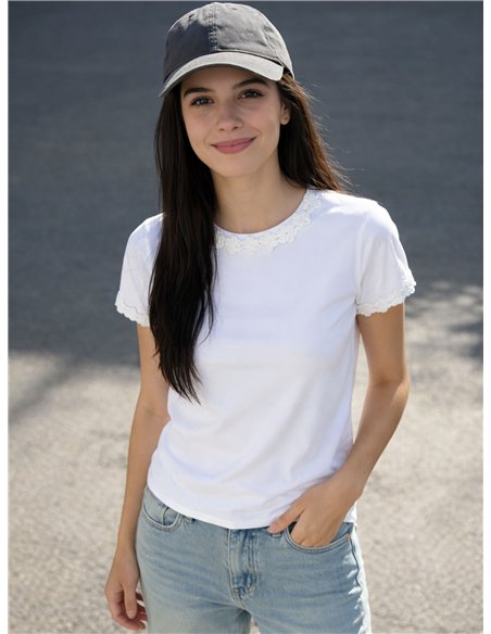 T-shirt con pizzo floreale