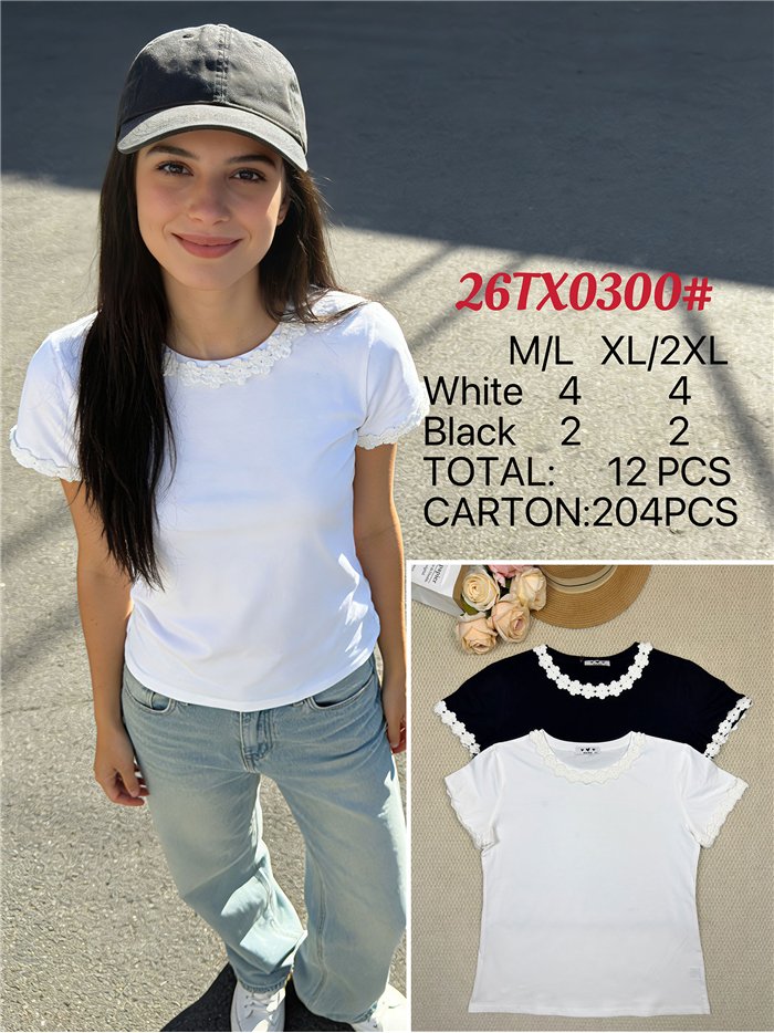 T-shirt con pizzo floreale