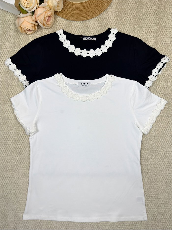 T-shirt con pizzo floreale
