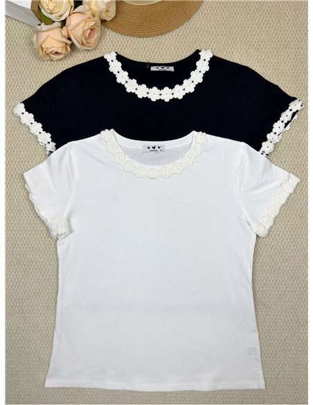 T-shirt con pizzo floreale