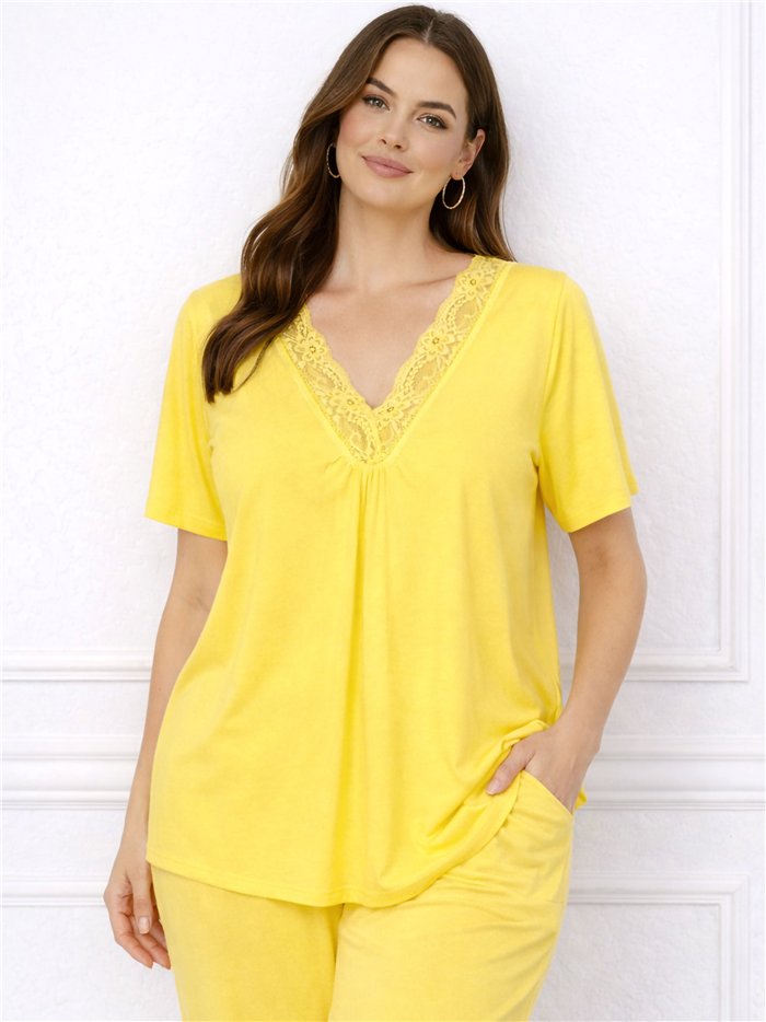 Blouse en lycra grande taille avec col en V et détails en dentelle.