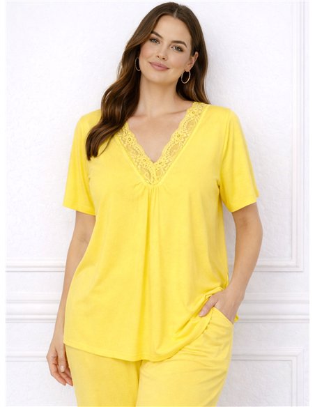 Blouse en lycra grande taille avec col en V et détails en dentelle.