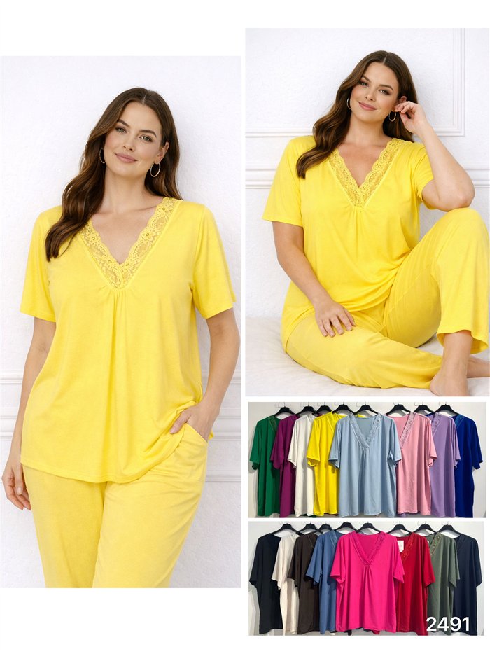 Blouse en lycra grande taille avec col en V et détails en dentelle.