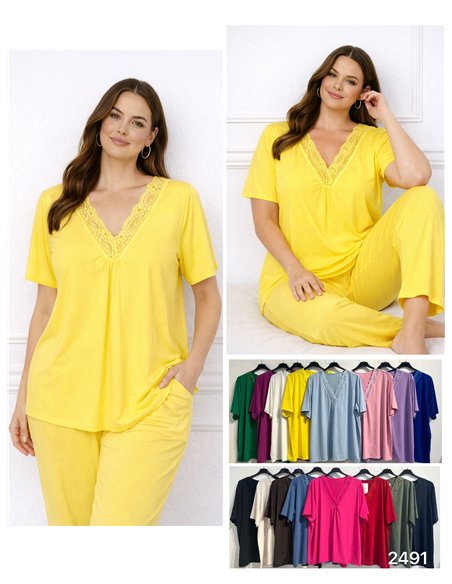 Blouse en lycra grande taille avec col en V et détails en dentelle.