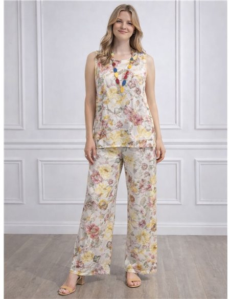 Conjunto de lycra: blusa com estampa floral, colar e calça.