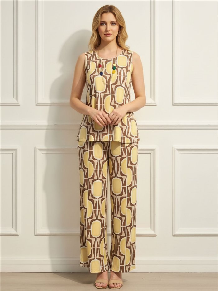 Conjunto de lycra: blusa com estampa geométrica, colar e calça.