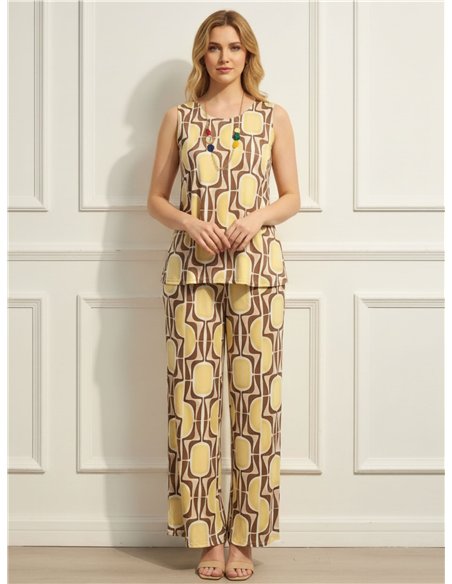 Conjunto de lycra: blusa com estampa geométrica, colar e calça.