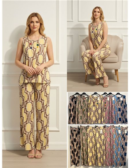 Conjunto de lycra: blusa com estampa geométrica, colar e calça.