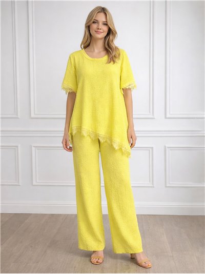 Conjunto texturizado: blusa e calça assimétricas de renda