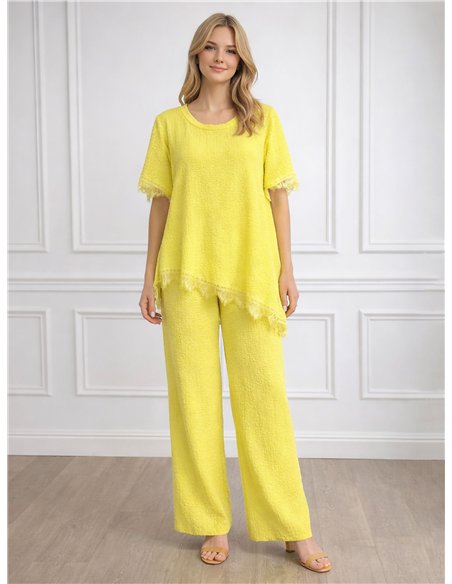 Conjunto texturizado: blusa e calça assimétricas de renda
