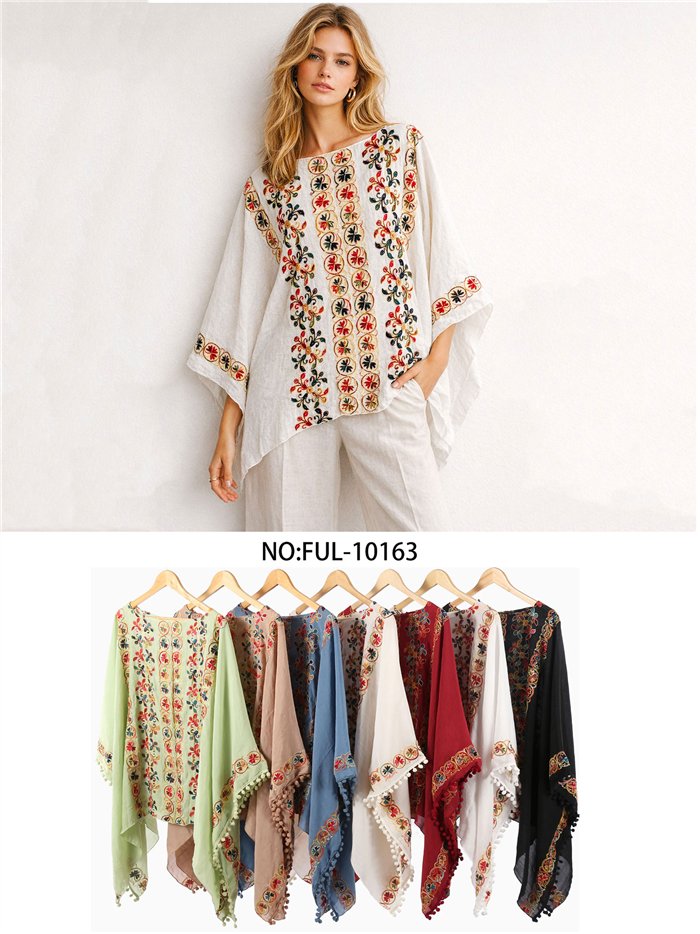 Caftano stile poncho ricamato con pon-pon