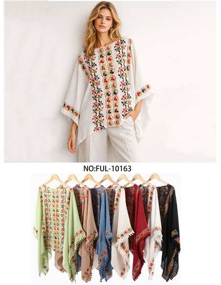Caftano stile poncho ricamato con pon-pon