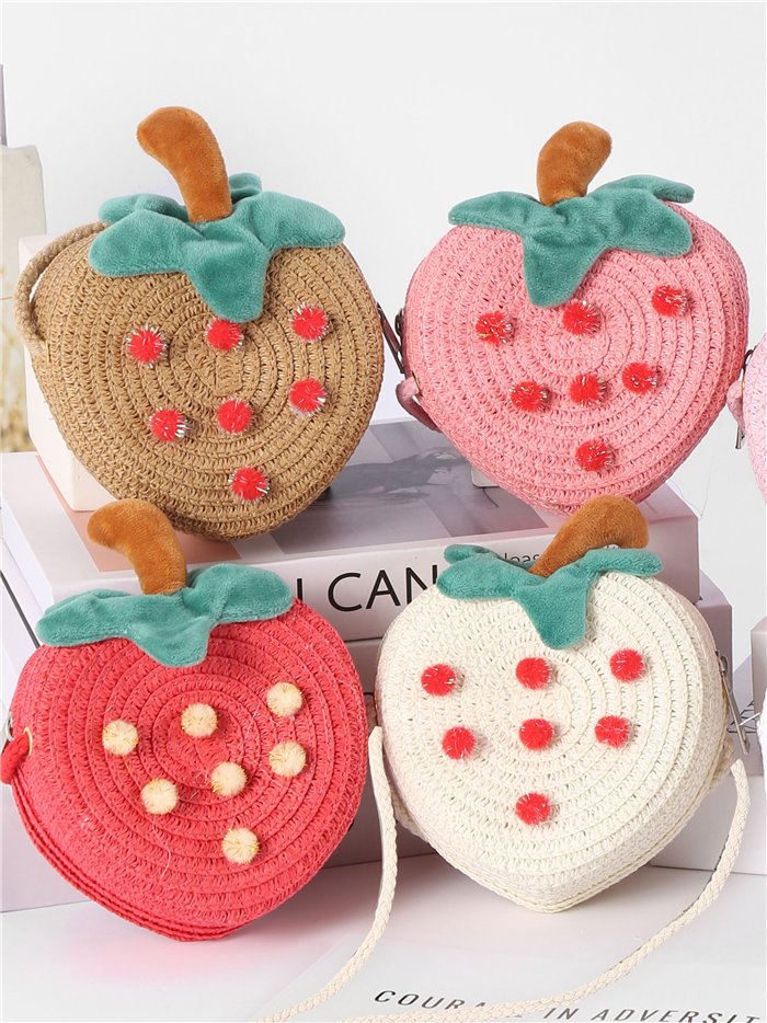 Borsa a tracolla per bambini in rafia con decorazione a fragola in rilievo.