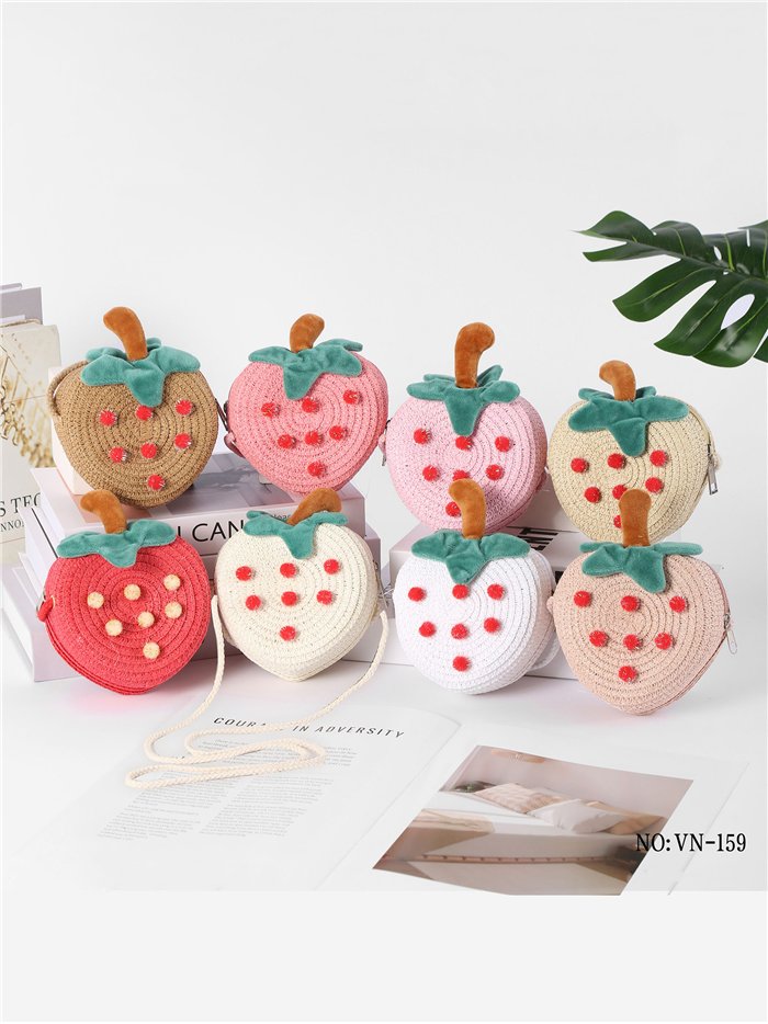 Borsa a tracolla per bambini in rafia con decorazione a fragola in rilievo.