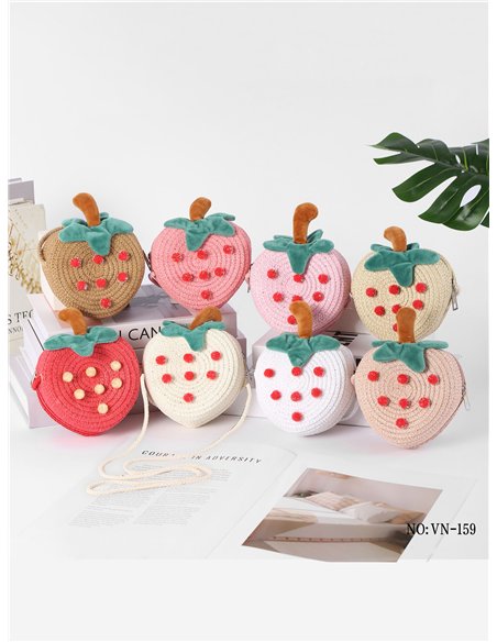 Borsa a tracolla per bambini in rafia con decorazione a fragola in rilievo.