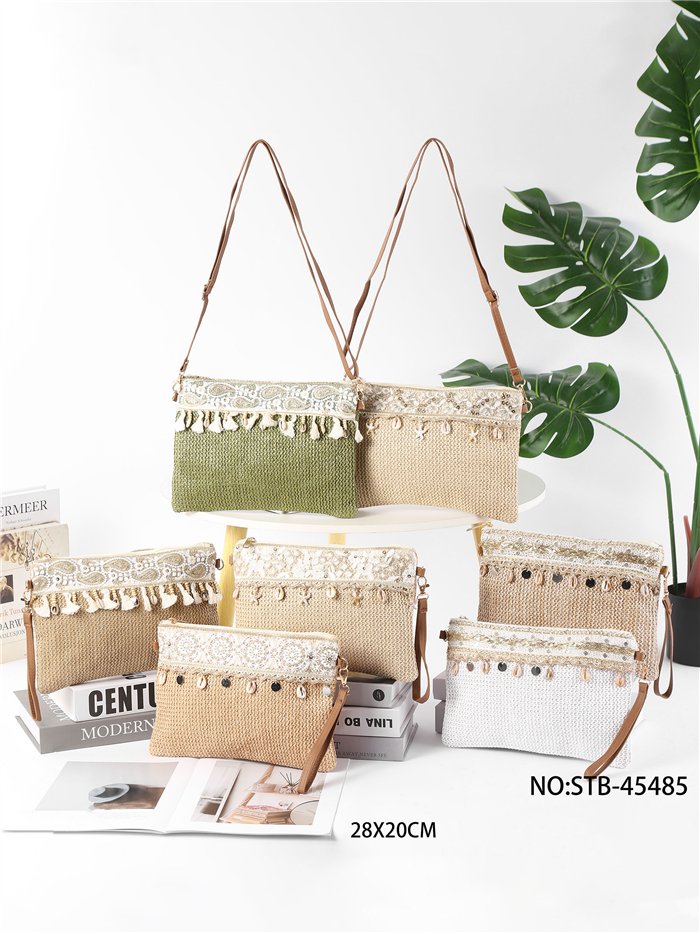 Bolso bandolera boho con bordado y conchas