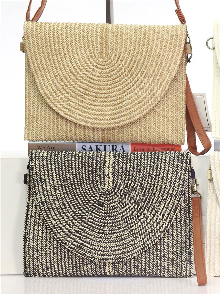 Minimalistische Bast-Umhängetasche mit halbkreisförmiger Klappe