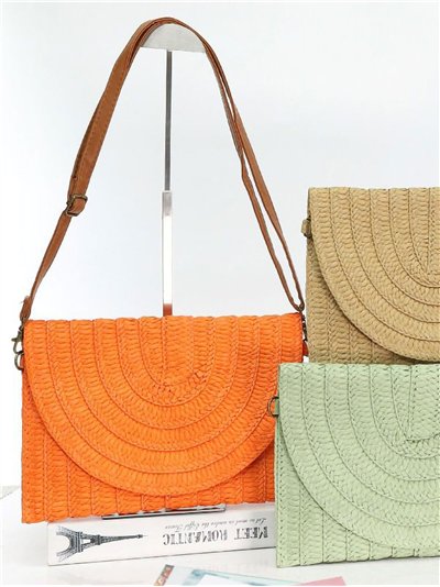 Bolso sobre de rafia con solapa semicircular