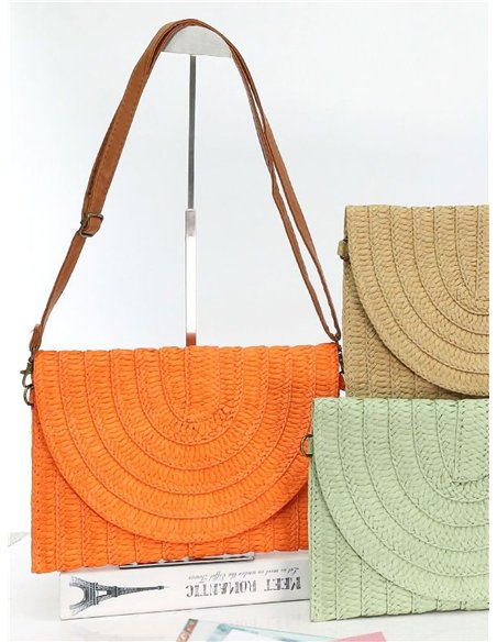 Bolso sobre de rafia con solapa semicircular