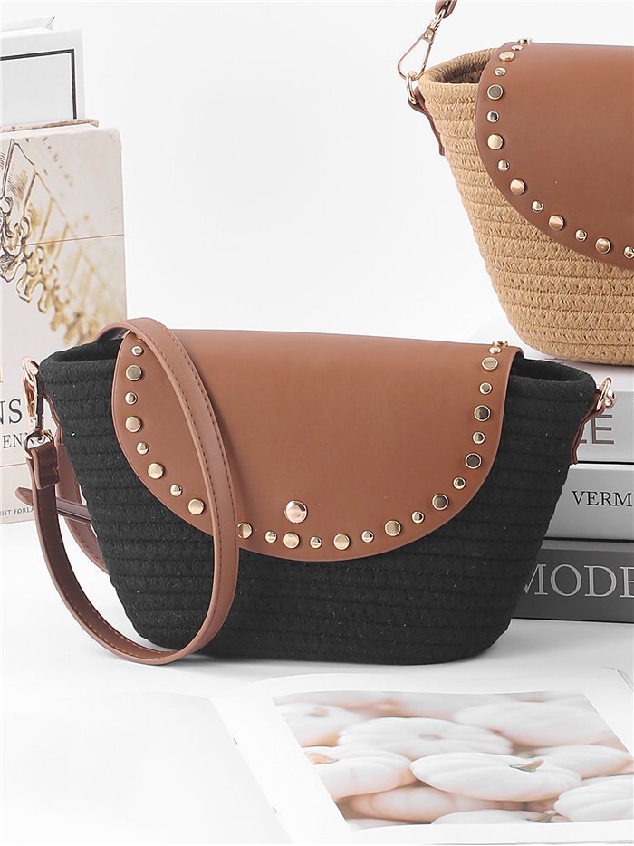 Borsa a tracolla con patta e borchie