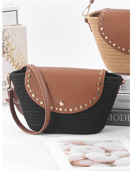 Borsa a tracolla con patta e borchie