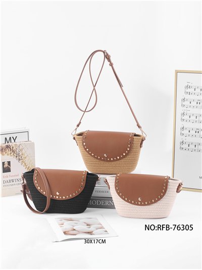 Borsa a tracolla con patta e borchie 2