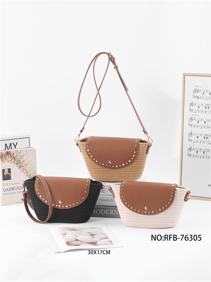 Borsa a tracolla con patta e borchie