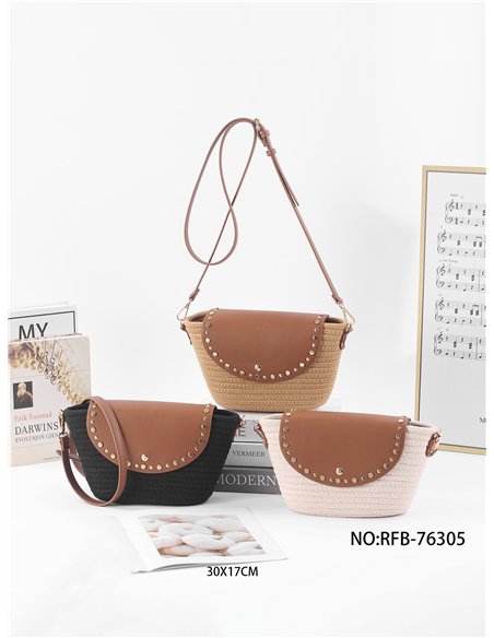 Borsa a tracolla con patta e borchie