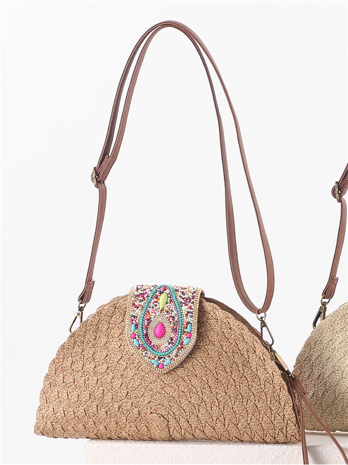Bolso sobre de rafia con solapa joya