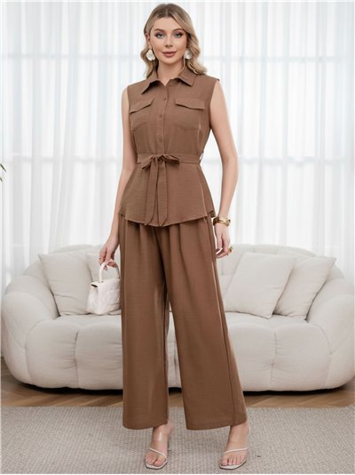 Conjunto blusa sin mangas con cinturón y pantalón amplio