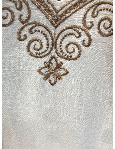 Blusa de renda bordada com decote