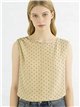 Blusa sem mangas com estampa de bolinhas e detalhe metálico no ombro.
