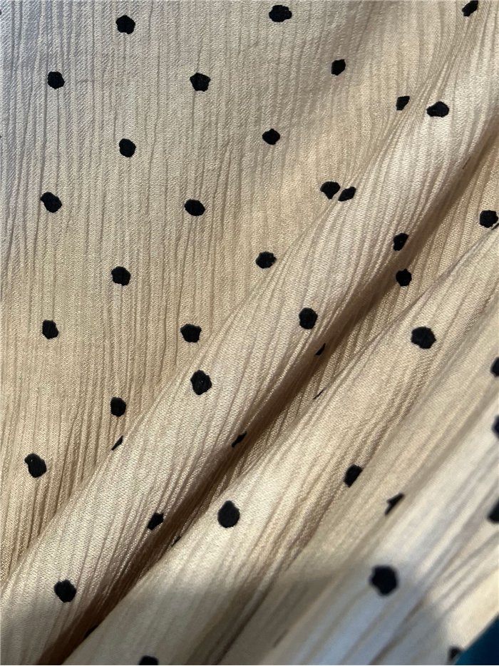 Blusa lunares sin manga detalle metálico en hombro