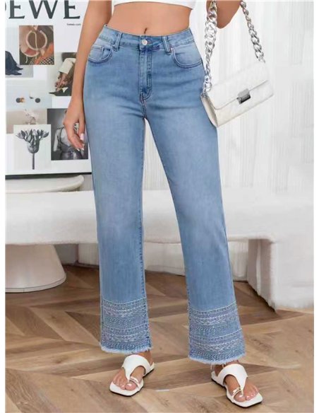 Jeans rectos con bordado en bajo
