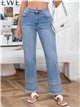Jeans rectos con bordado en bajo