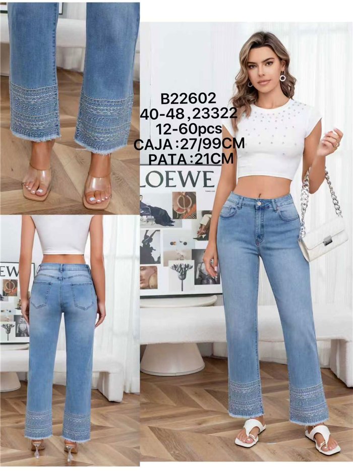 Jeans rectos con bordado en bajo