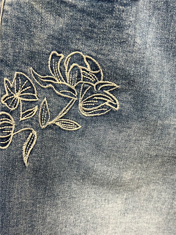 Jeans mit geradem Bein und Blumenstickerei