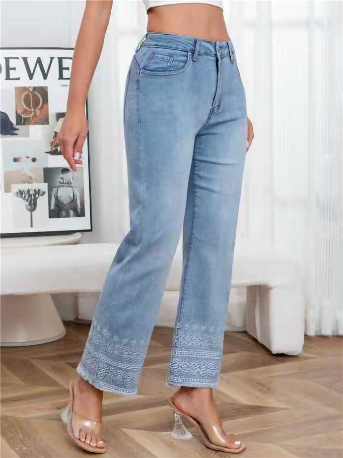 Gerade geschnittene Jeans mit Stickerei am Saum