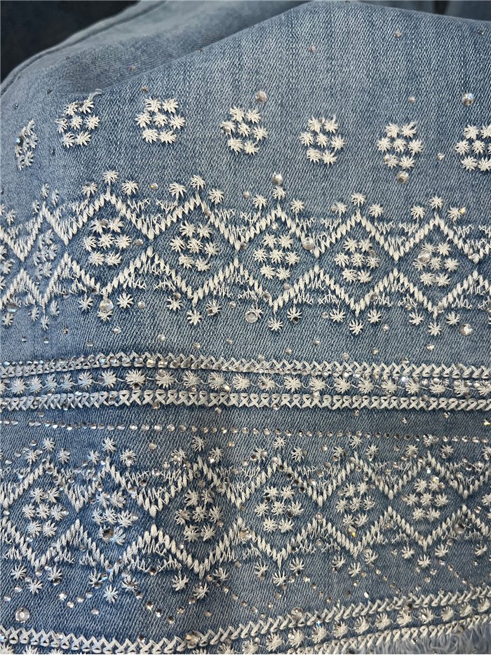 Gerade geschnittene Jeans mit Stickerei am Saum