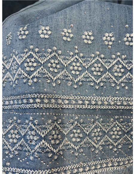 Gerade geschnittene Jeans mit Stickerei am Saum