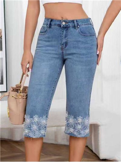 Jeans capri con flores bordadas con perlas