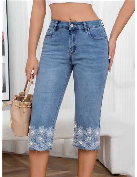 Jeans capri con flores bordadas con perlas