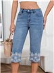 Jeans capri con flores bordadas con perlas