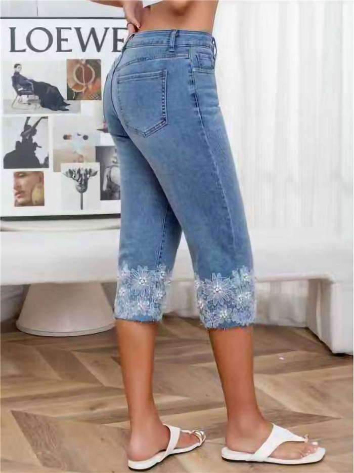 Jeans capri con flores bordadas con perlas